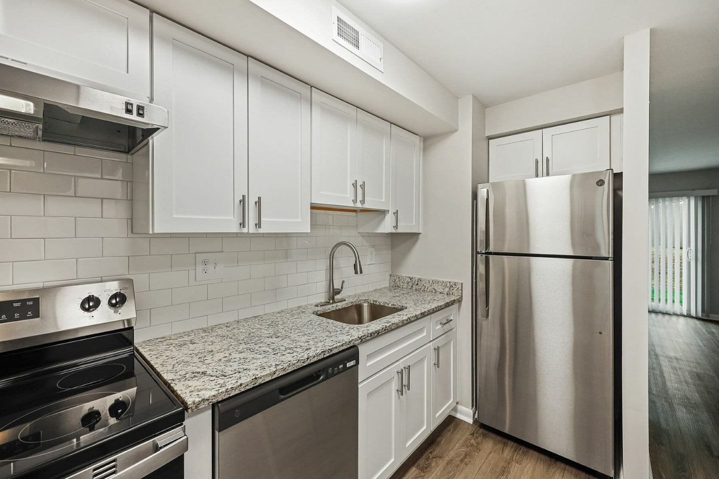 Beacon Pointe Apartments & Townhomes Image 11