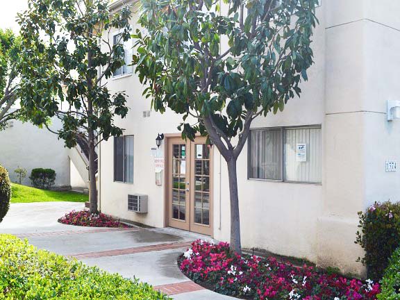 Country Club Apartments Image 9