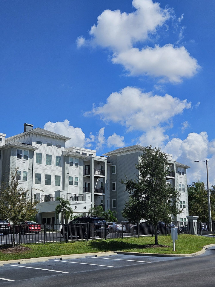 Lola Apartments Image 5