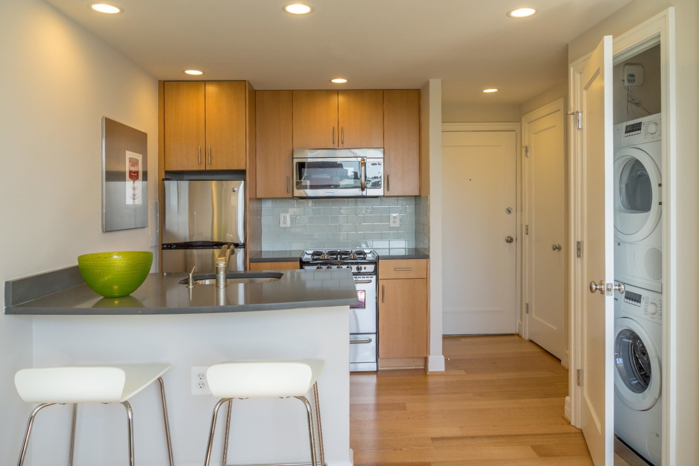 Sutton Plaza Apartments Image 1