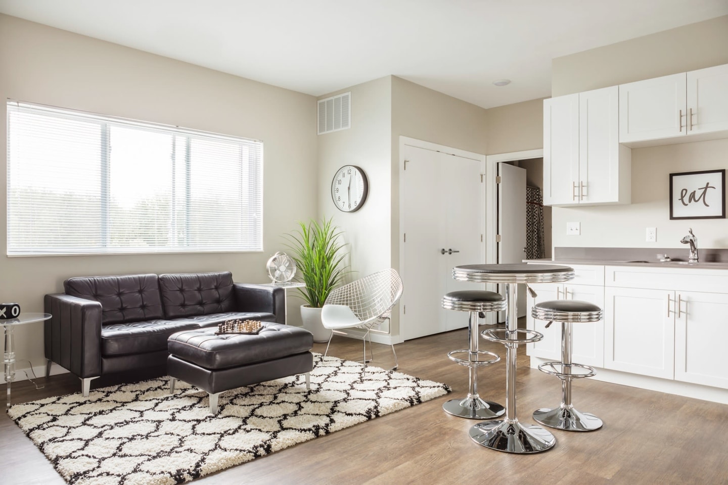 Piper Lakes Apartment Homes Image 4
