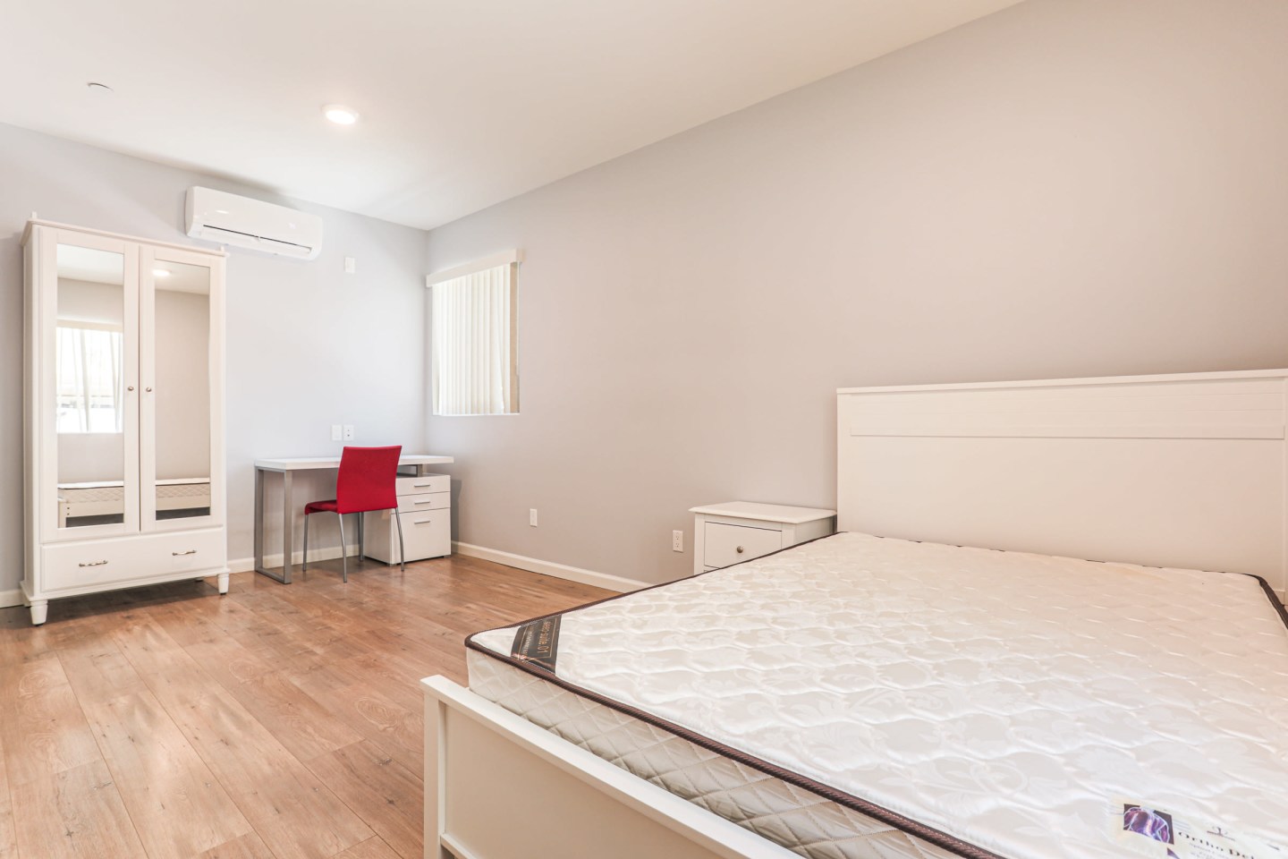 1259 W 36th Place - Co-Living Image 4