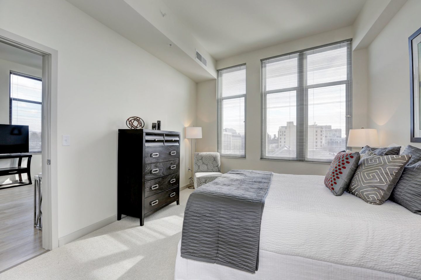 Solaire 7077 Woodmont Image 13
