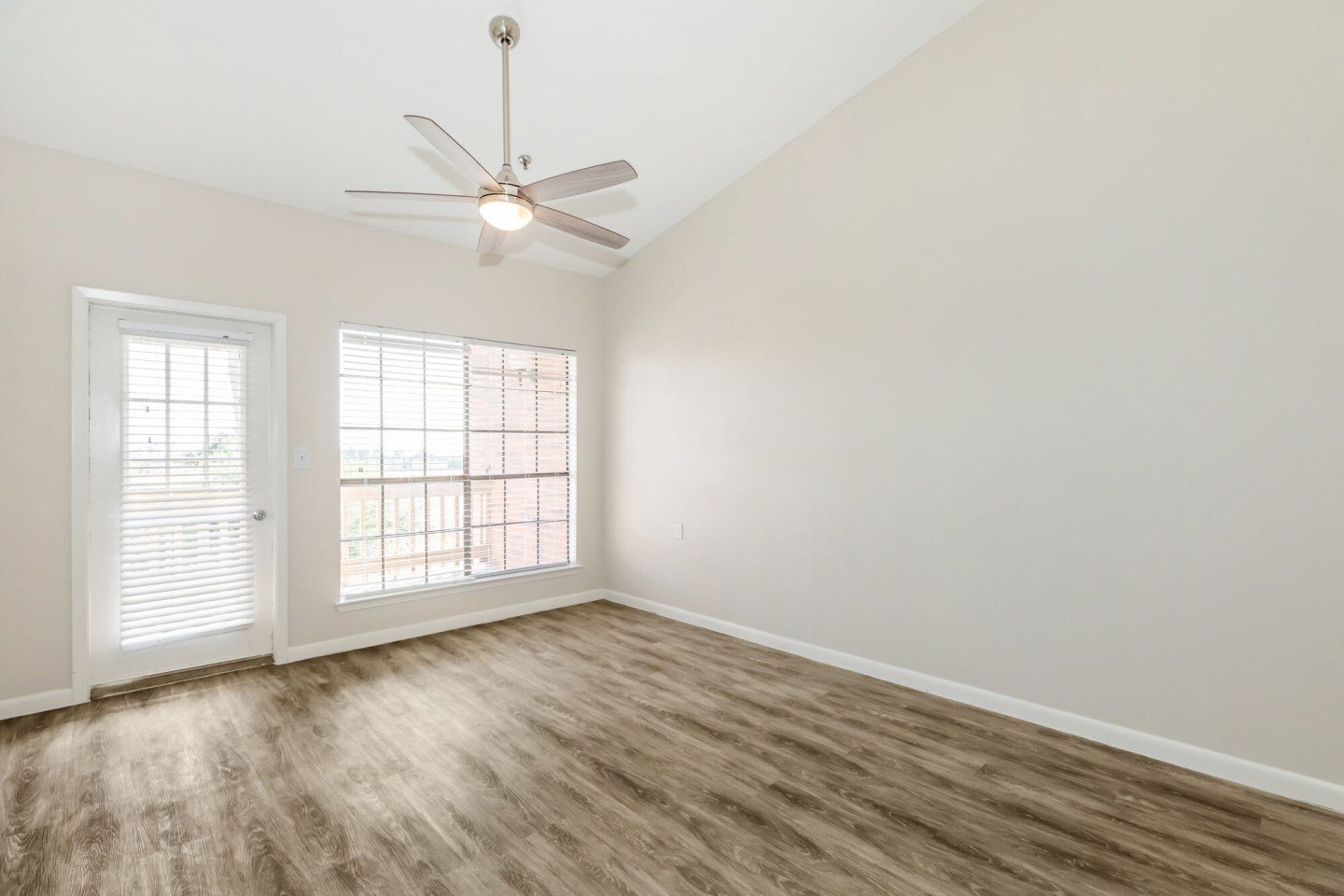 Encino Luxury Apartments Image 23