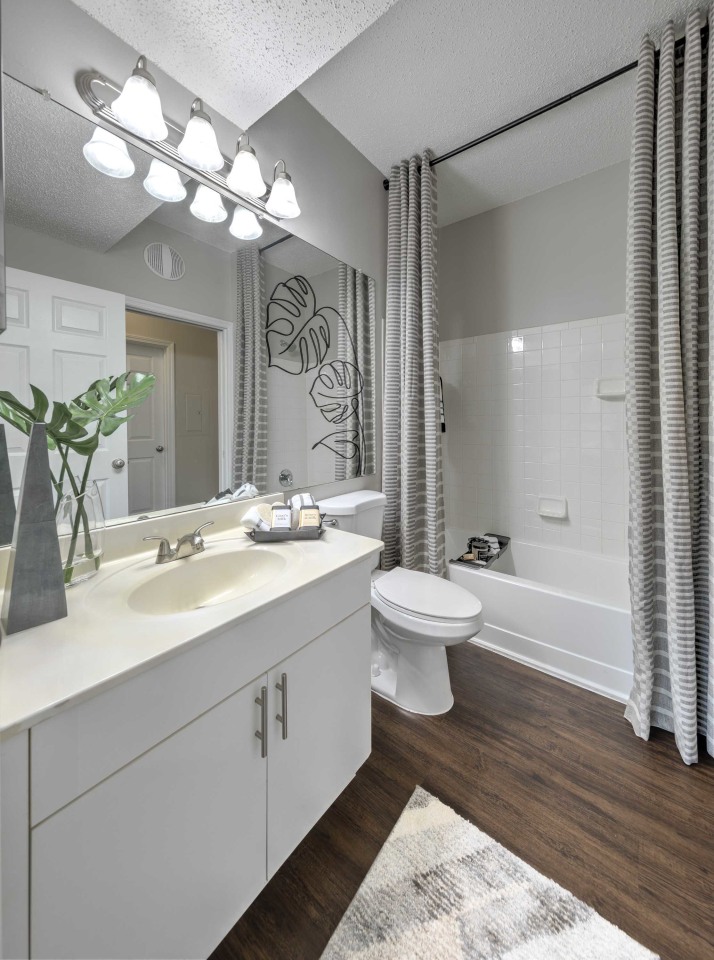 Lake's Edge Apartments Image 17