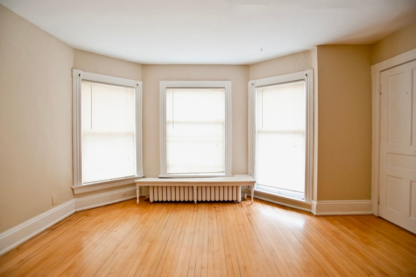 2216 E Ivanhoe Place Image 2