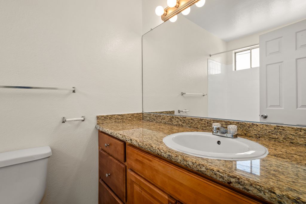 Topanga Canyon Apartments Image 9