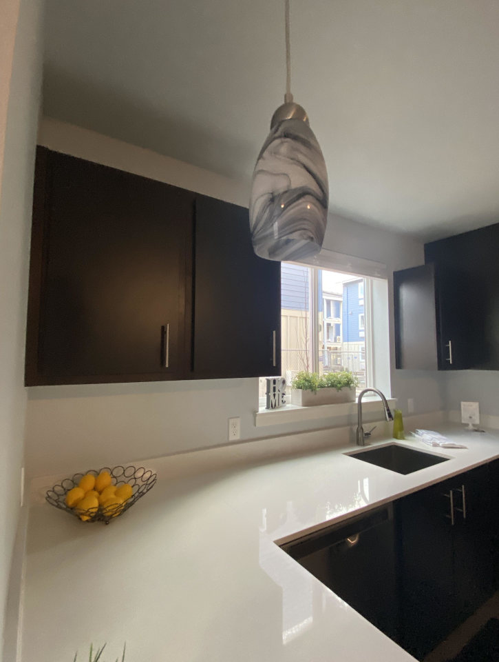 Queen Court Apartments Image 16