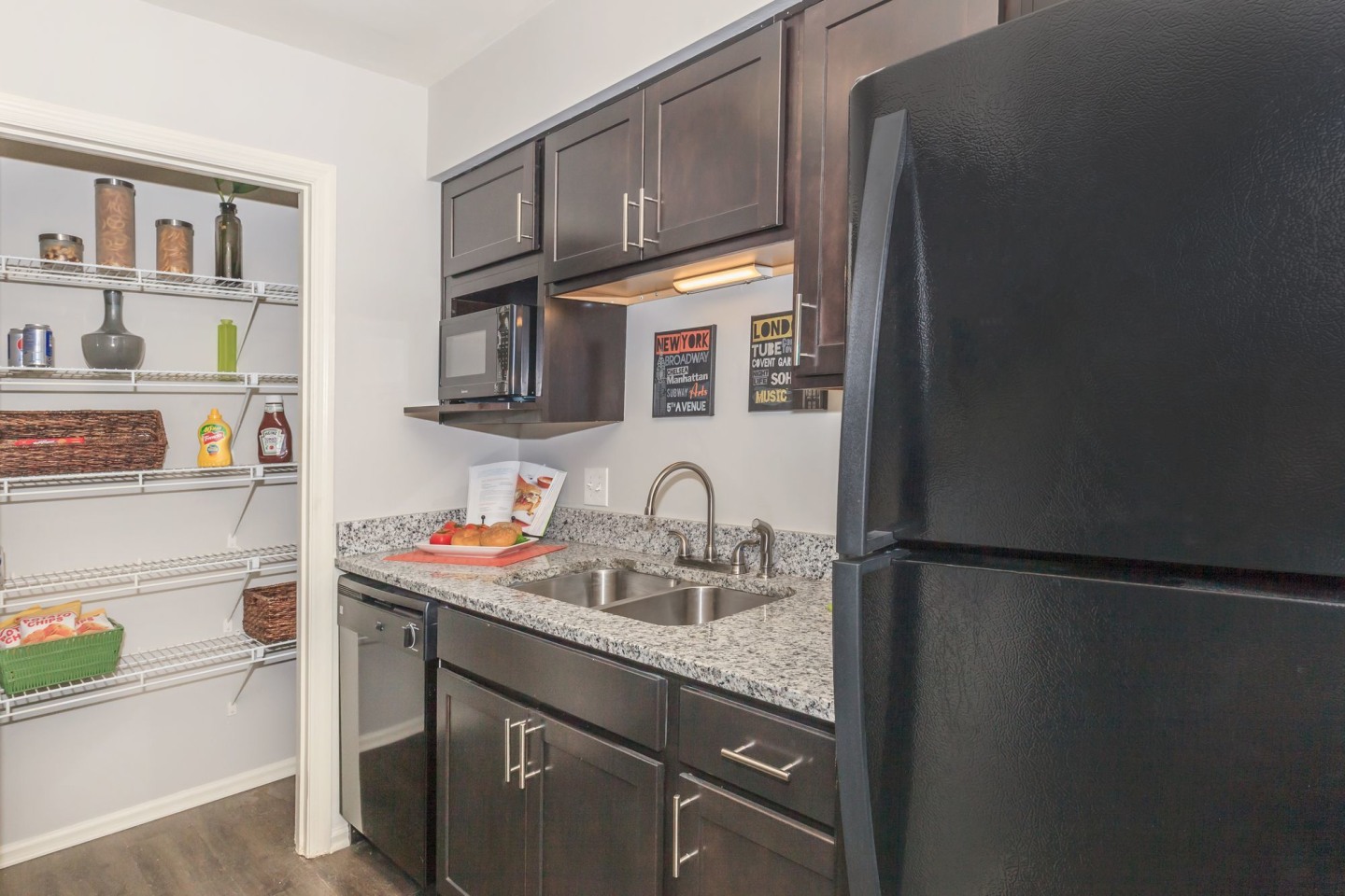 Lakeshore Apartments Image 10