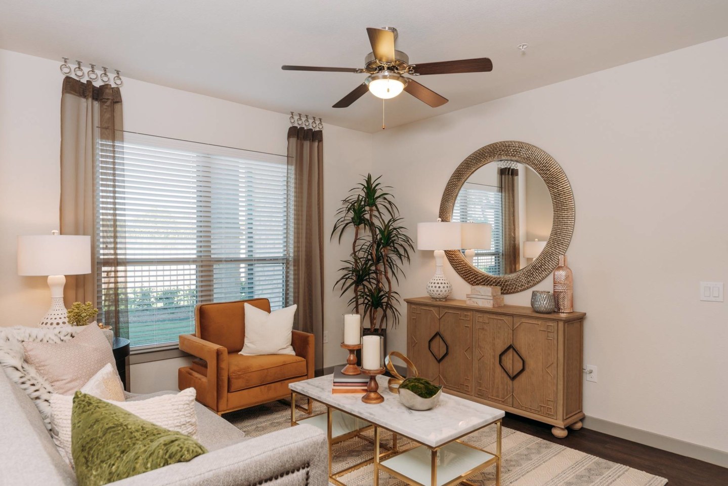 Los Robles Apartments Image 2