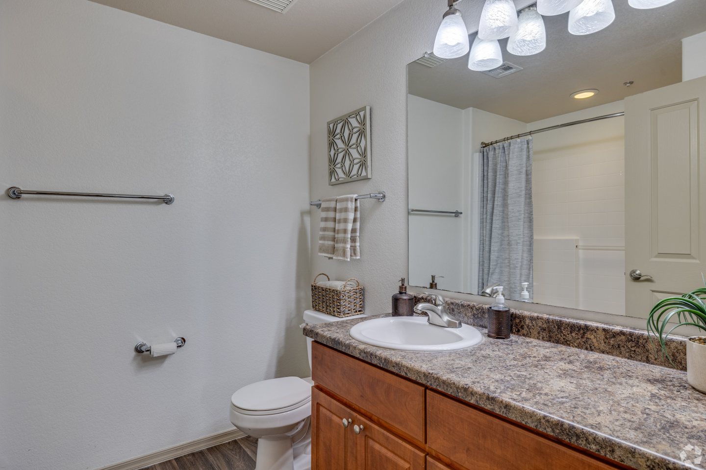 Del Mar Apartments Image 9