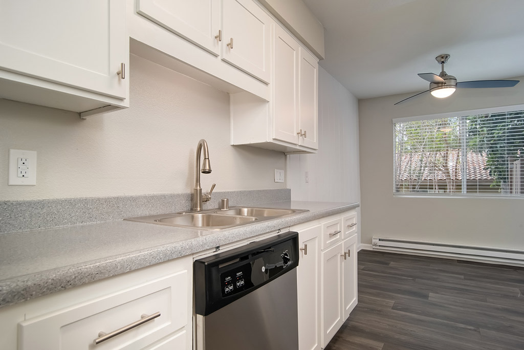 St. Charles Oaks Apartments Image 30