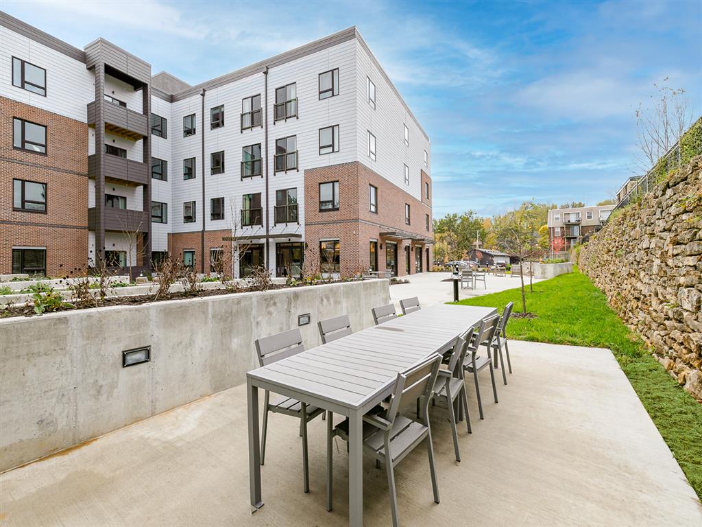 Blvd 64 Apartments Image 38