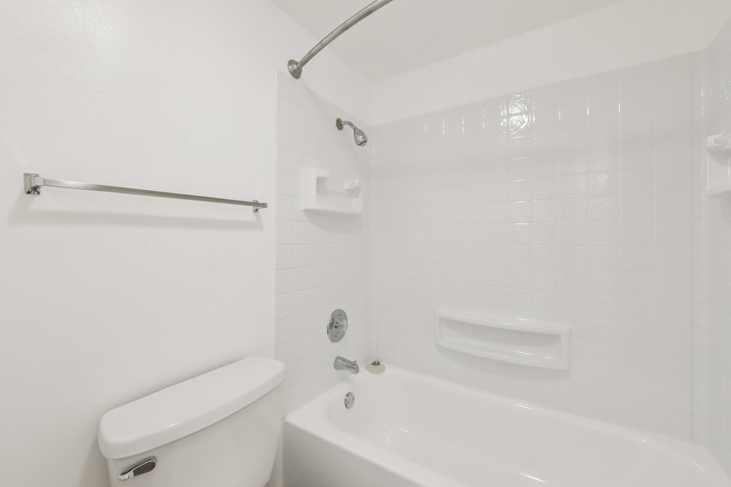 Lakewood Apartments at Lake Merced Image 4