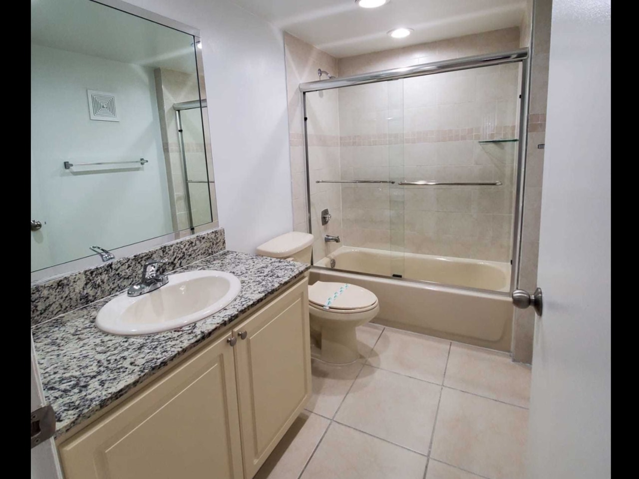 Country Club Towers Image 19