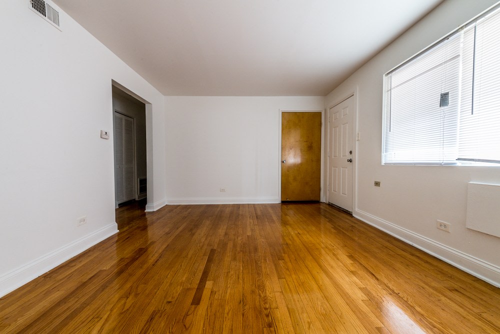 7706 S Saginaw - South Shore Apartments Image 4