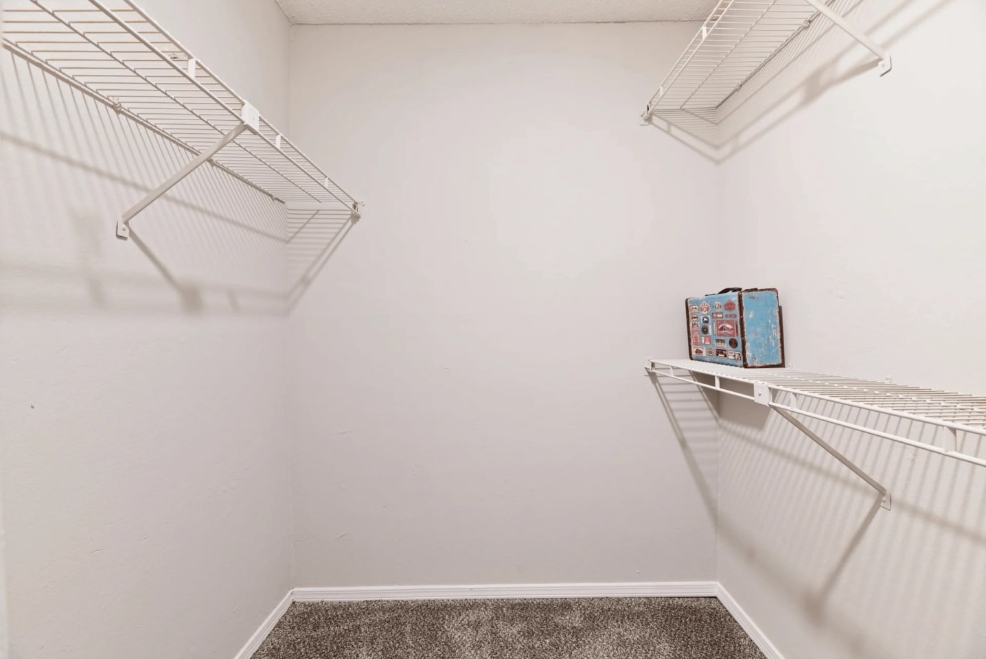 300 Riverside Apartment Homes Image 12