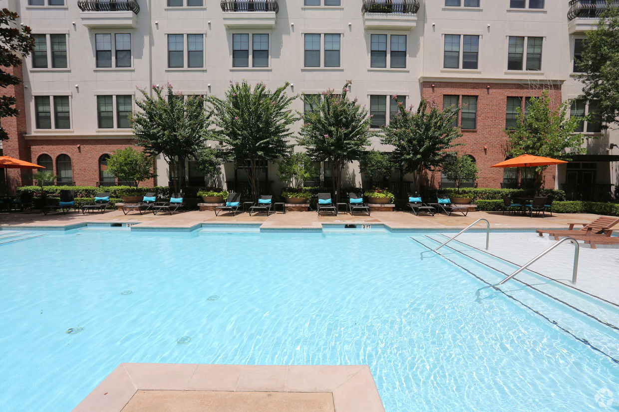 Braeswood Place Image 11