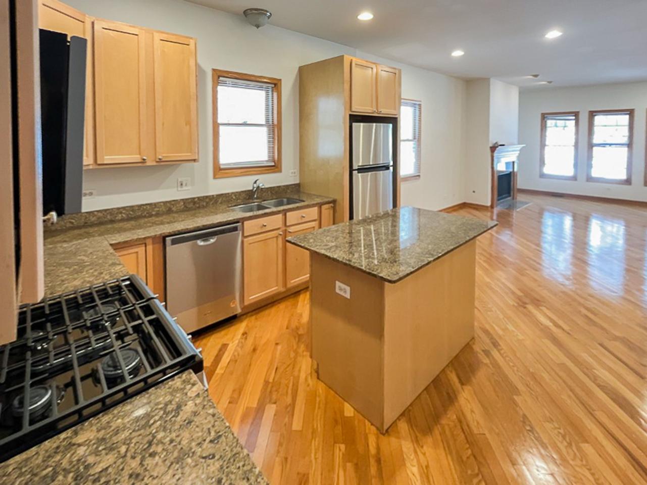 1319 W Belmont Image 5