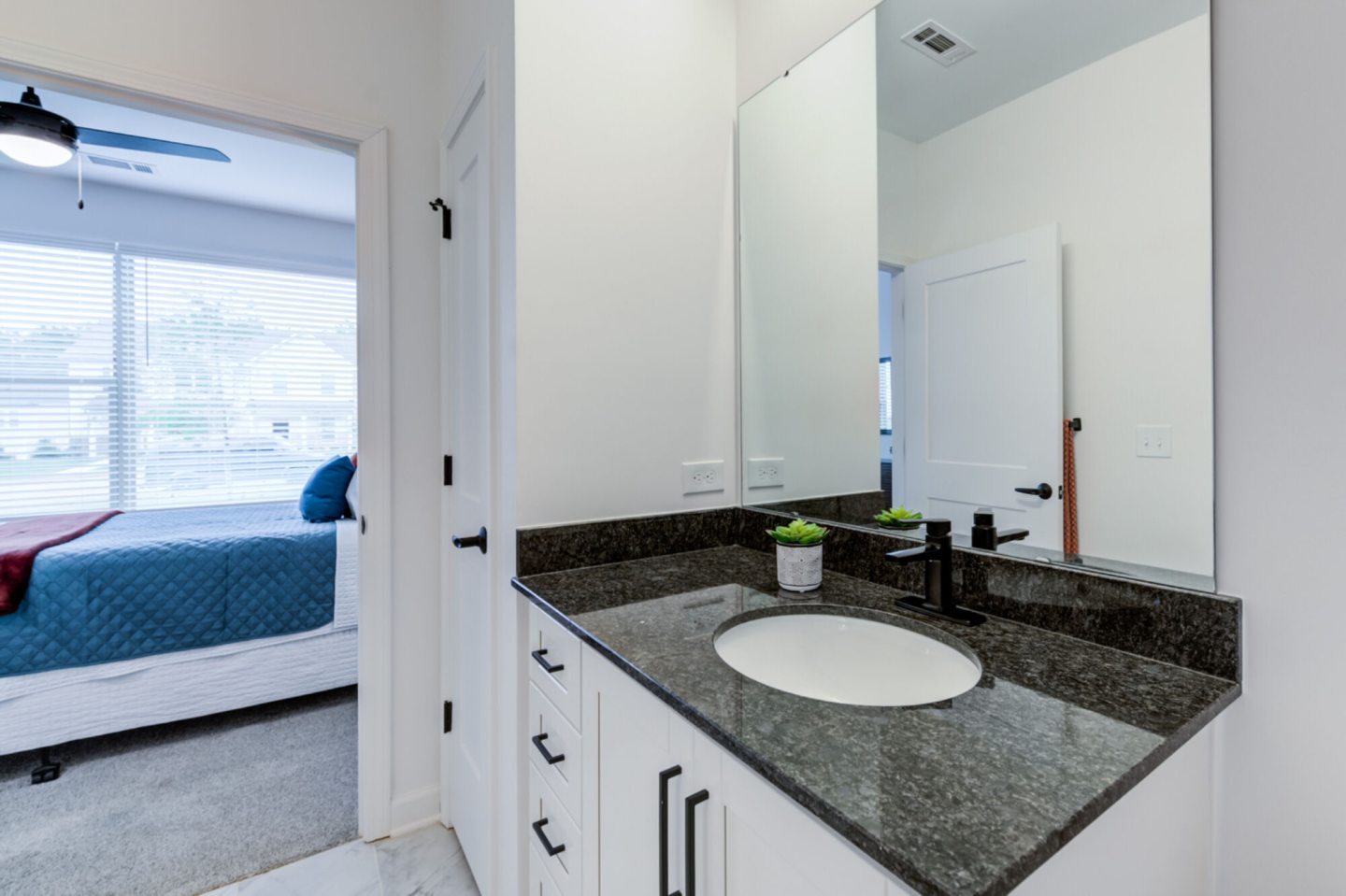 Taryn at 401 Image 24