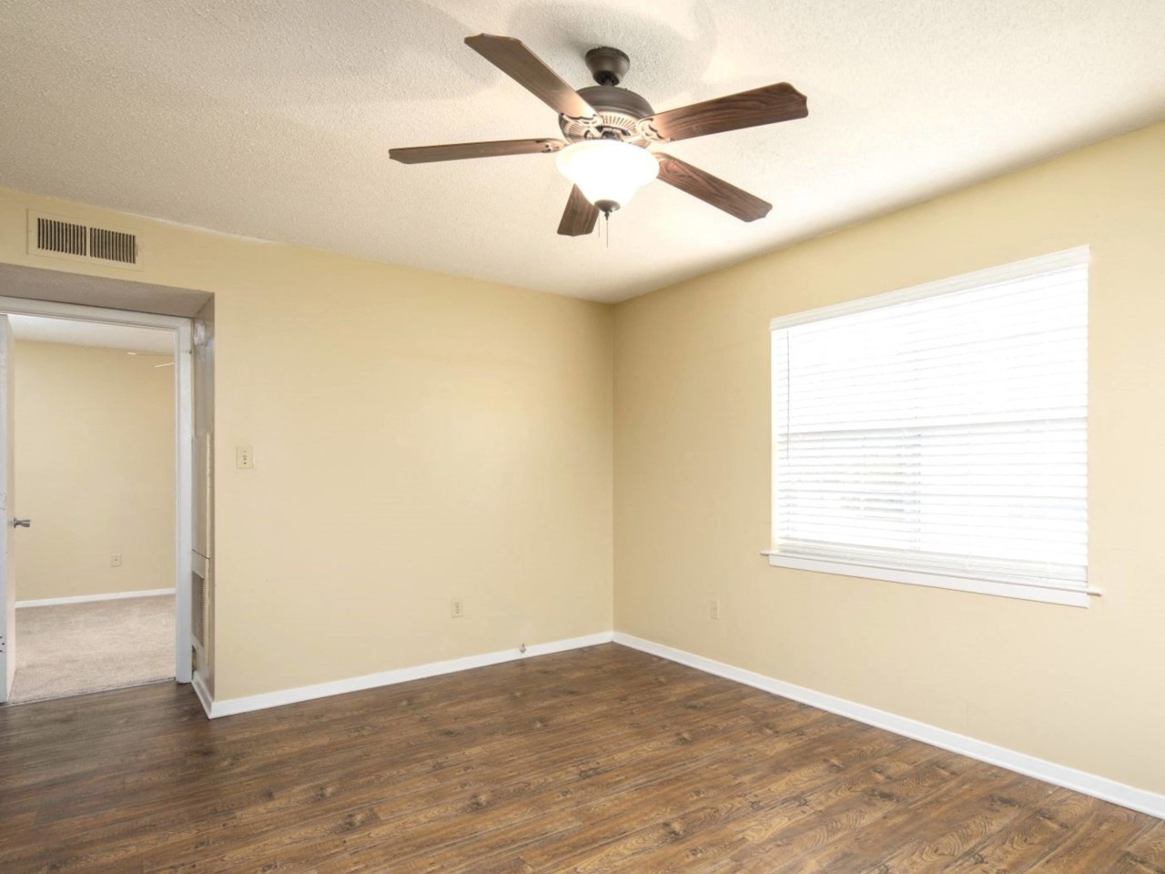 Oak Manor Image 6
