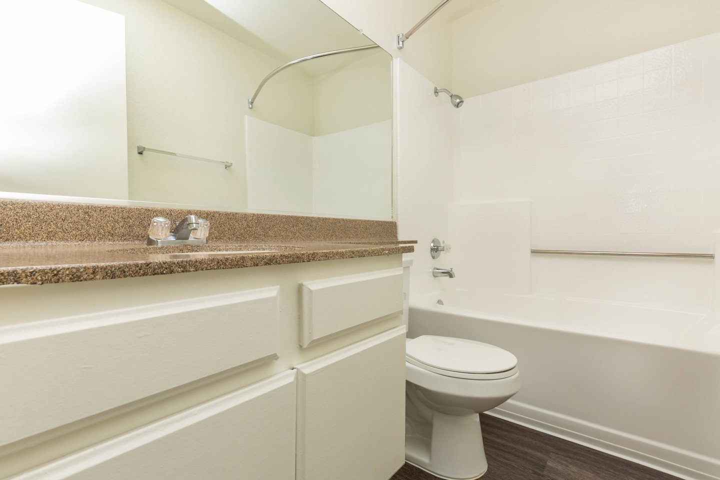 Emerald Court Apartment Homes Image 15