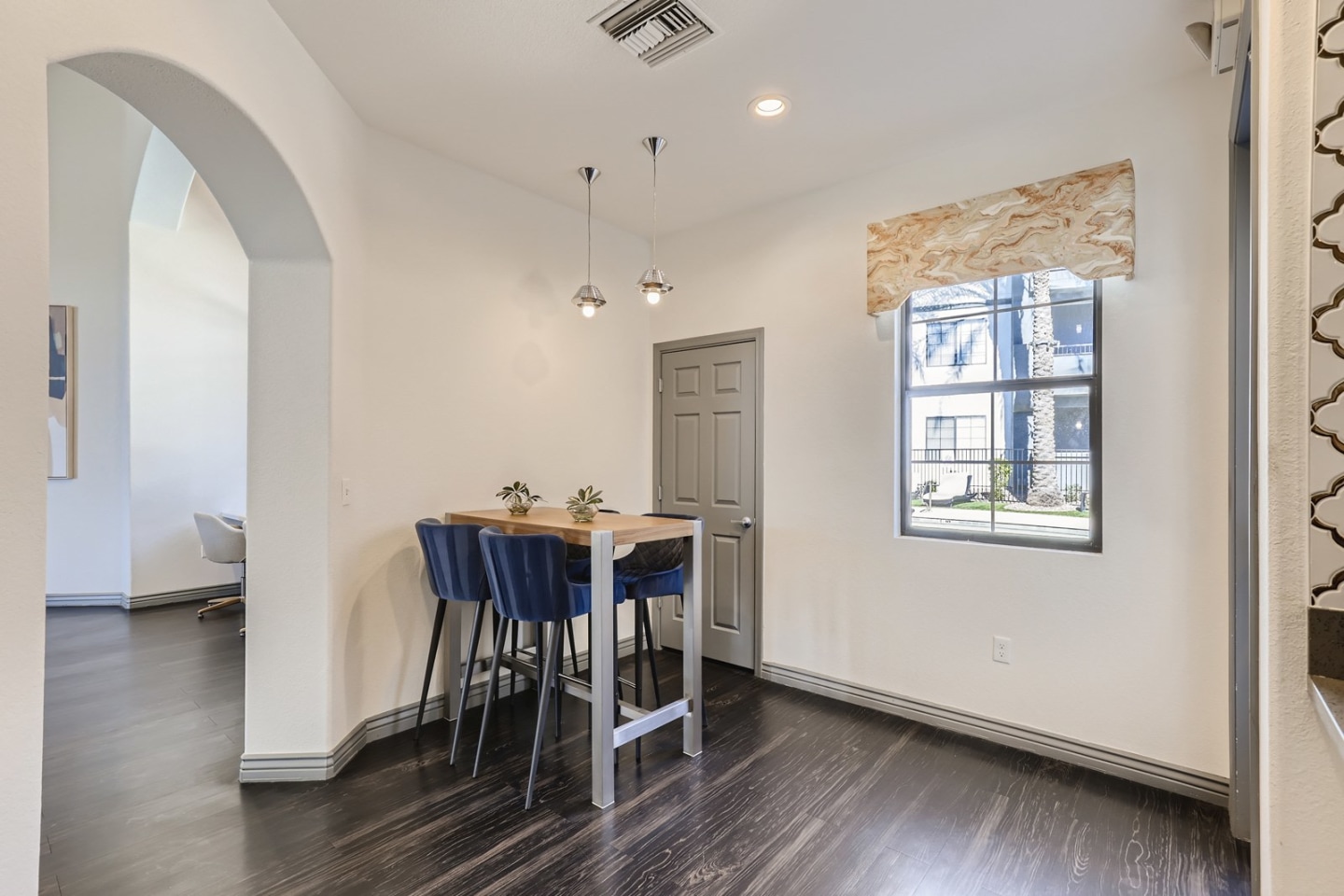 Mandarina Luxury Apartment Homes Image 7
