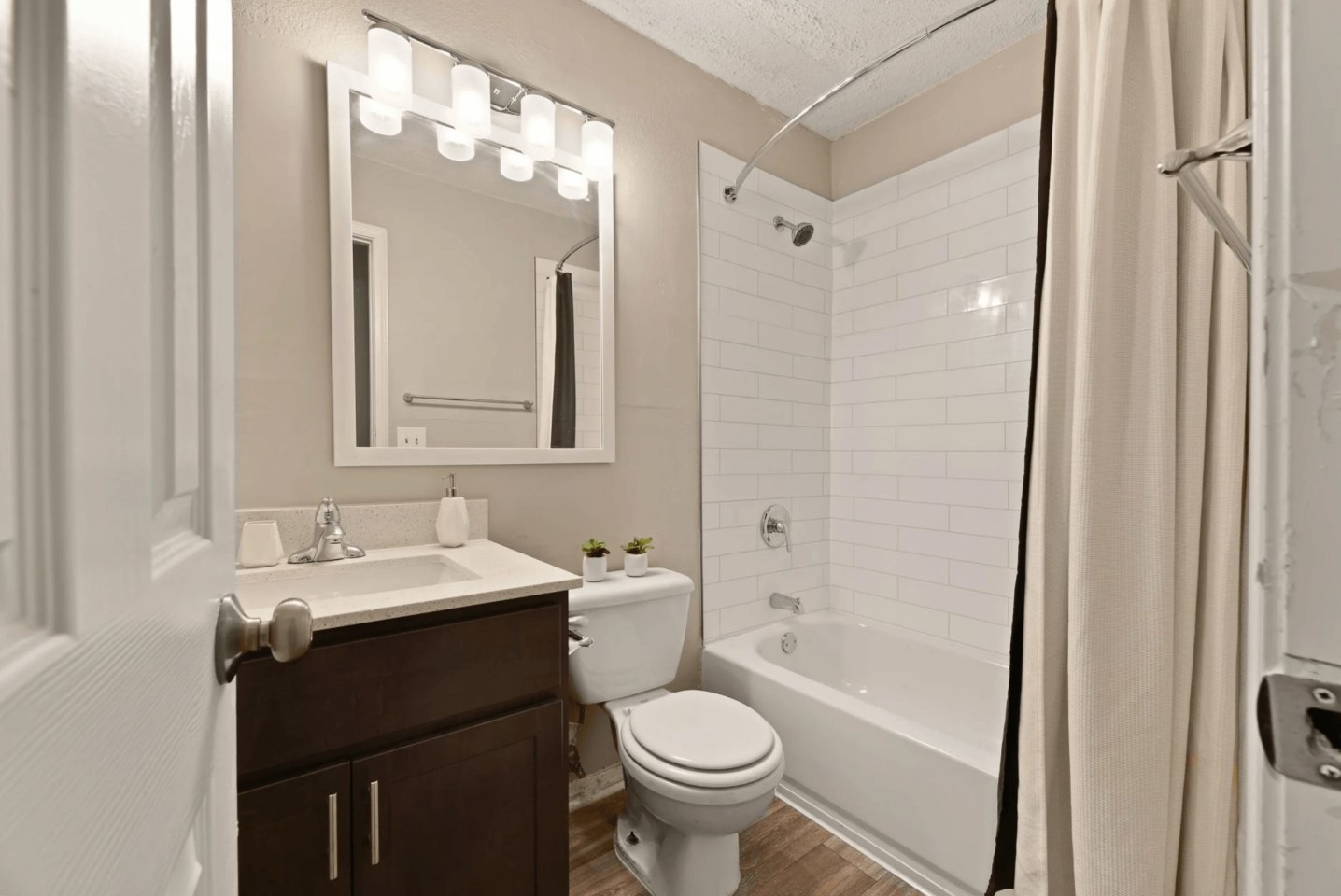 300 Riverside Apartment Homes Image 10