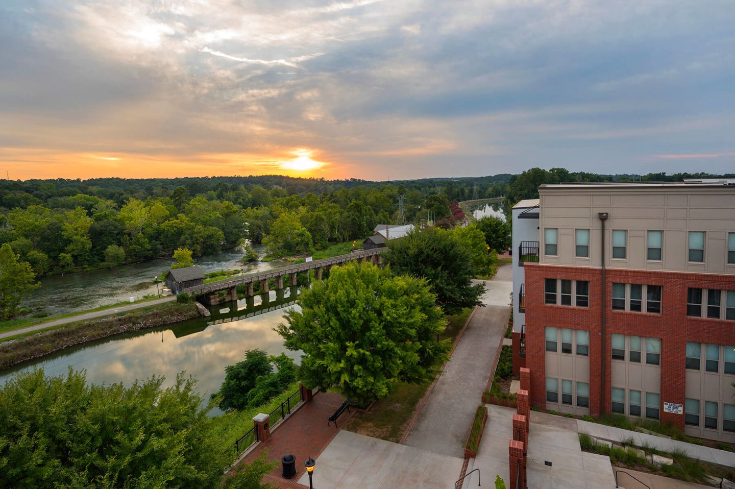 Sola Station Canalside Apartments Image 18