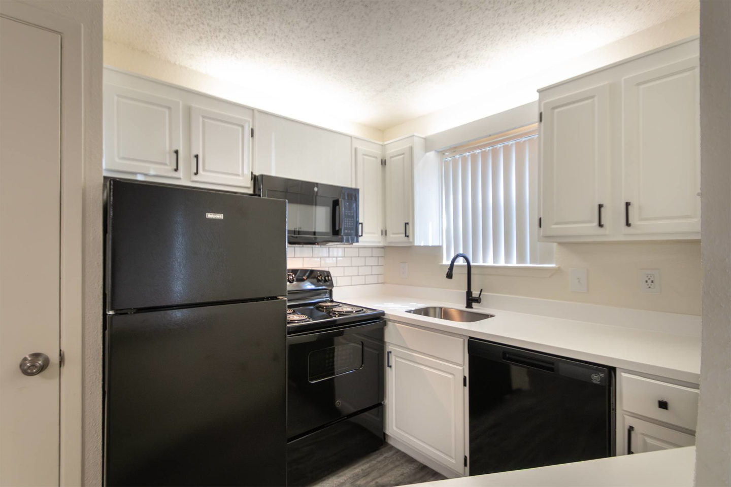 Cambridge Court Apartments Image 5