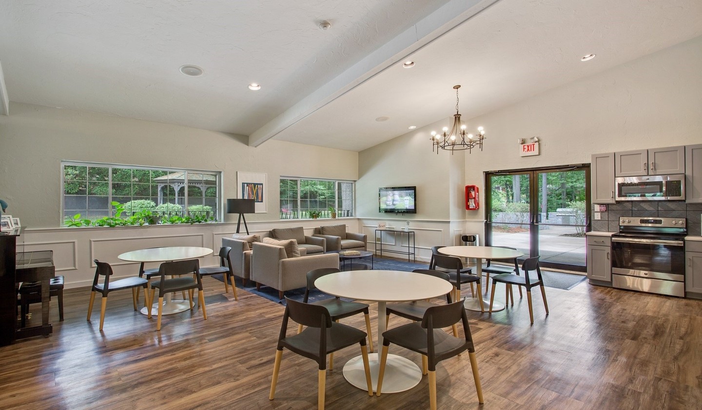 Royal Crest Estates Apartments Image 13