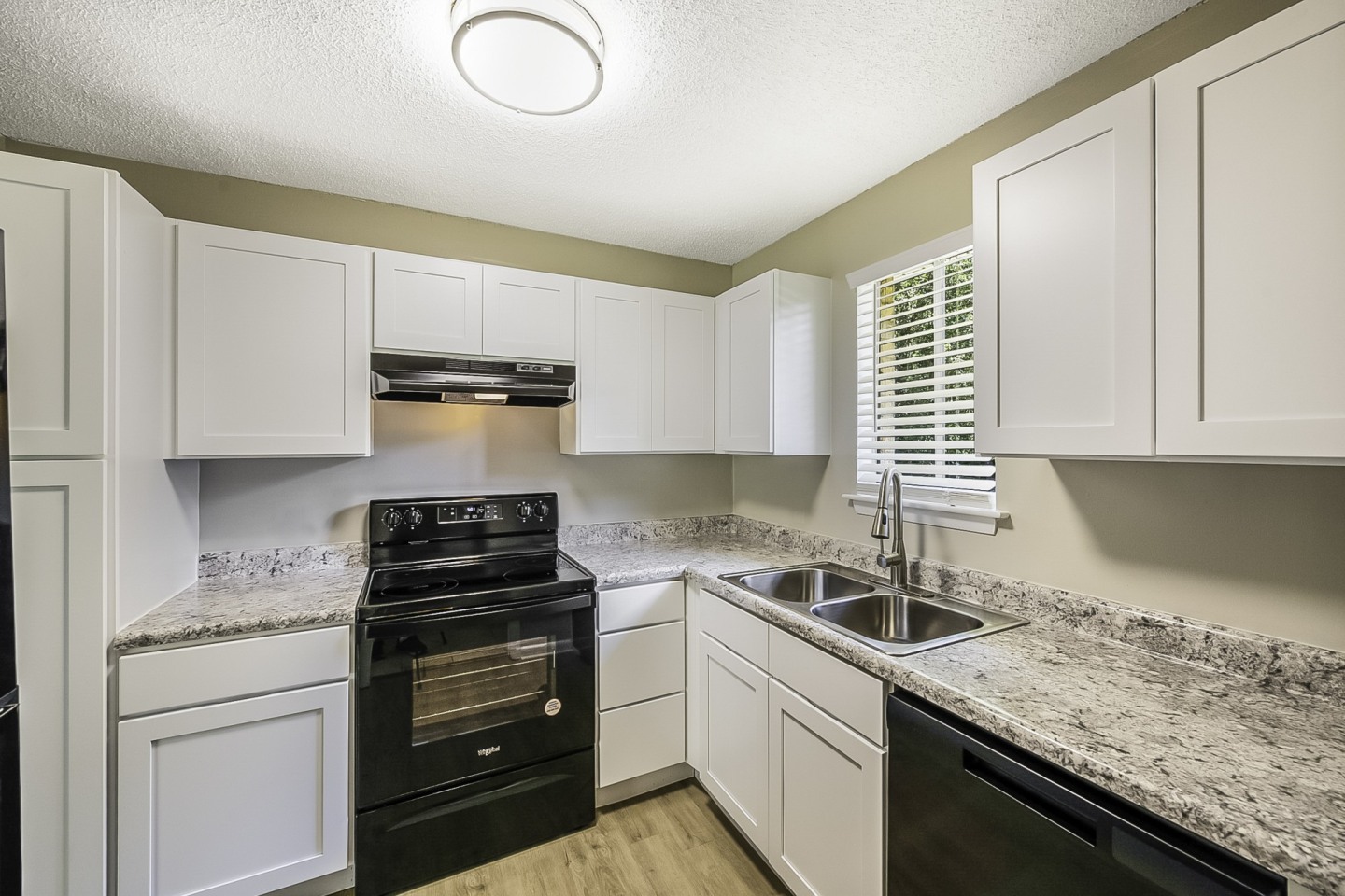 Pine Ridge Apartments Image 8