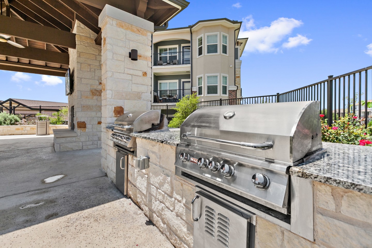 Sadler House Luxury Apartment Homes Image 39