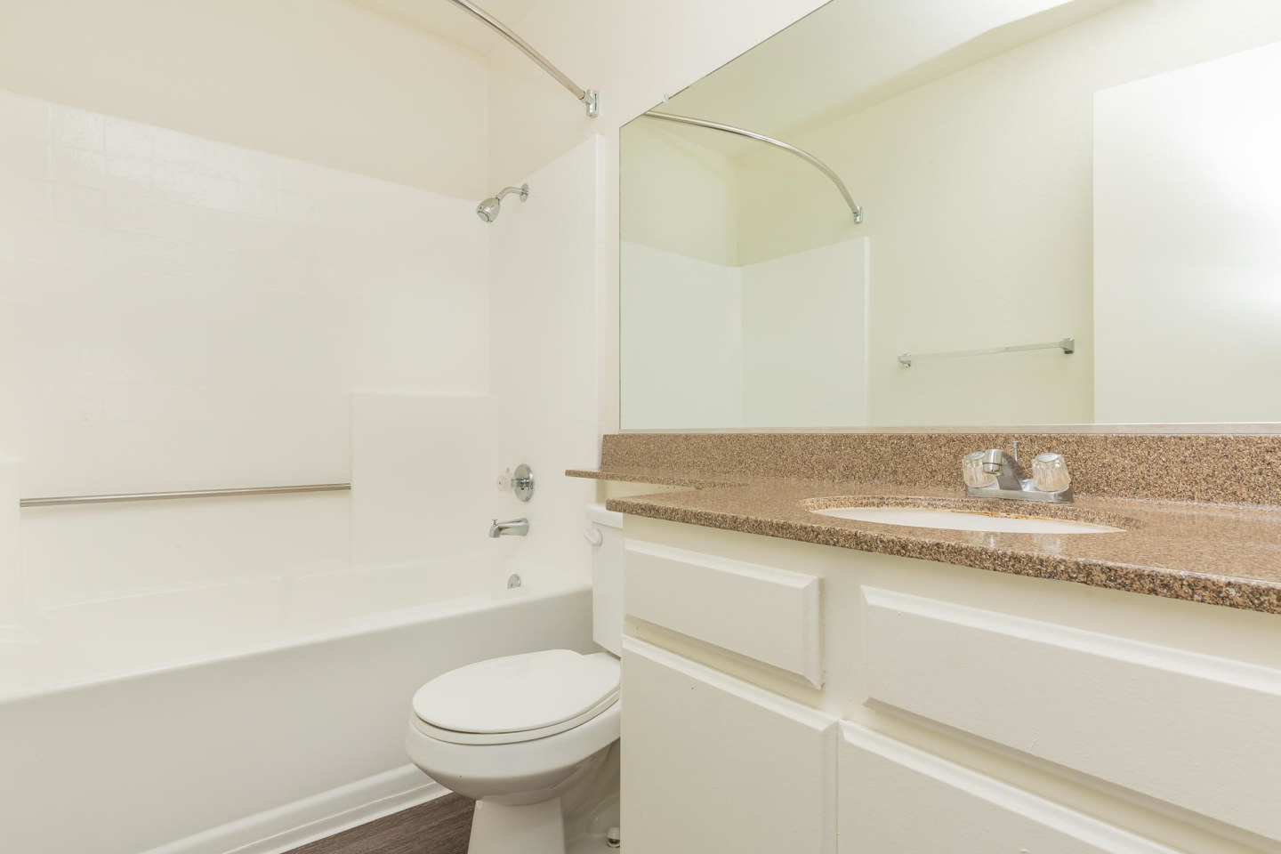 Emerald Court Apartment Homes Image 12