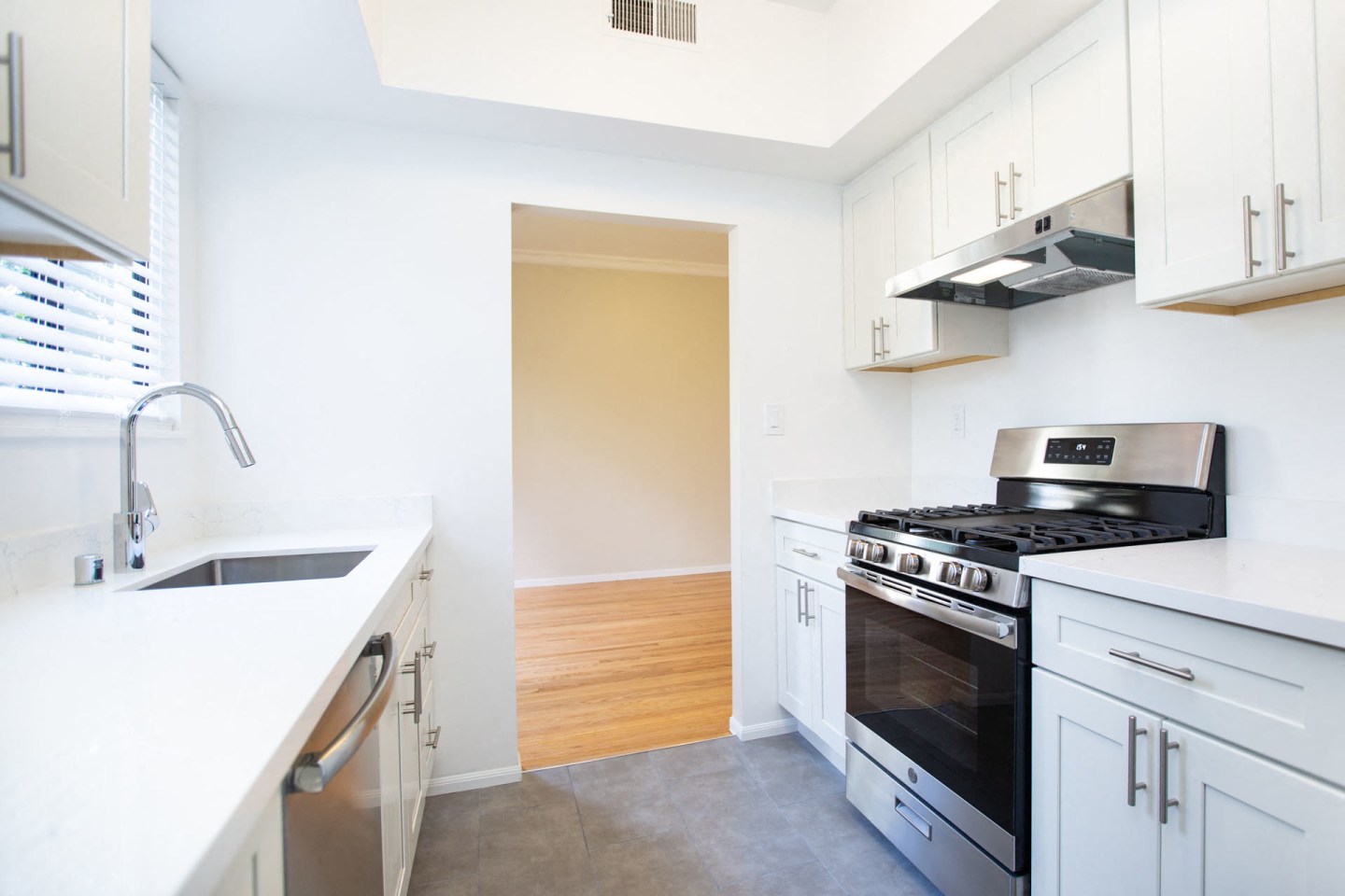 295 Castro Image 12