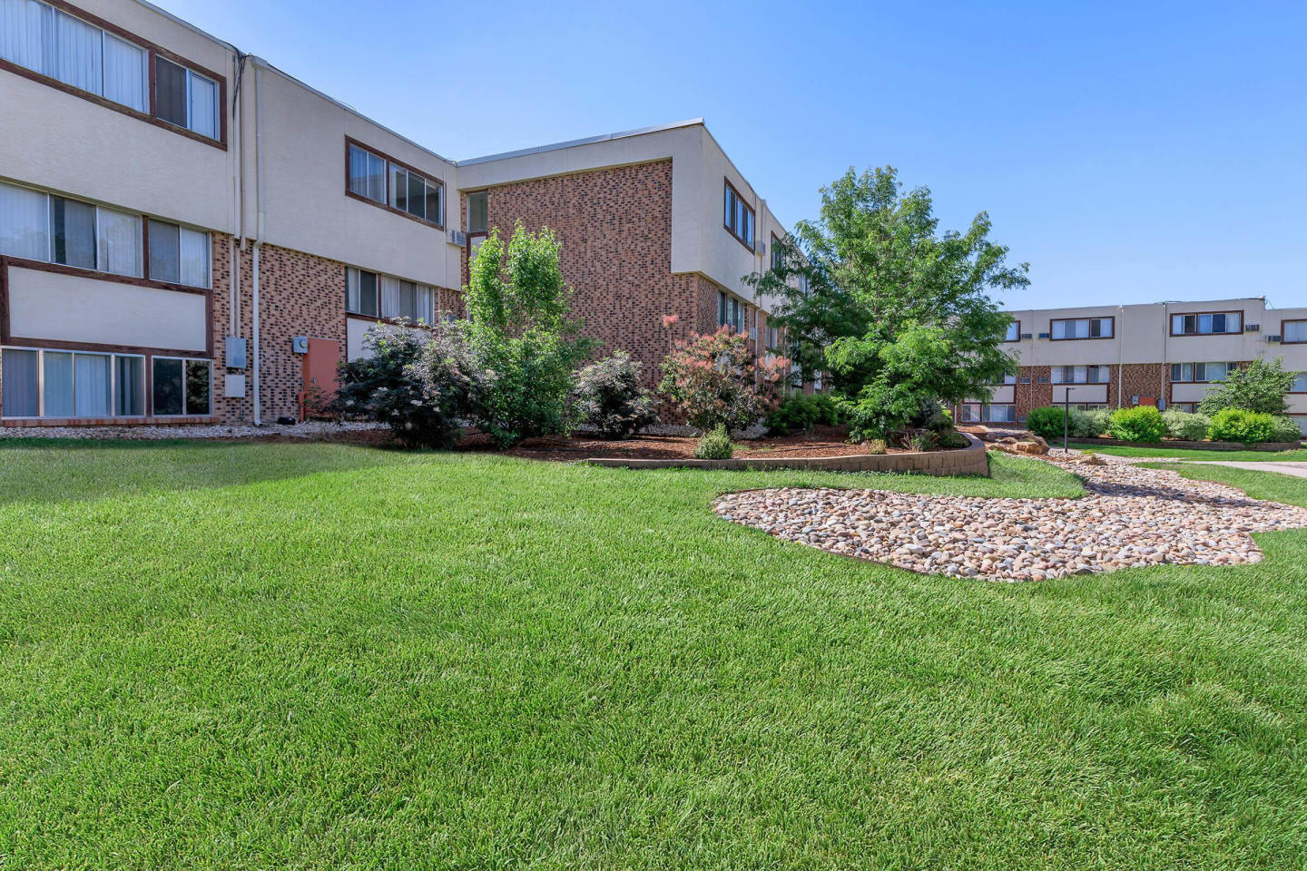 Skyview Condominiums Image 30