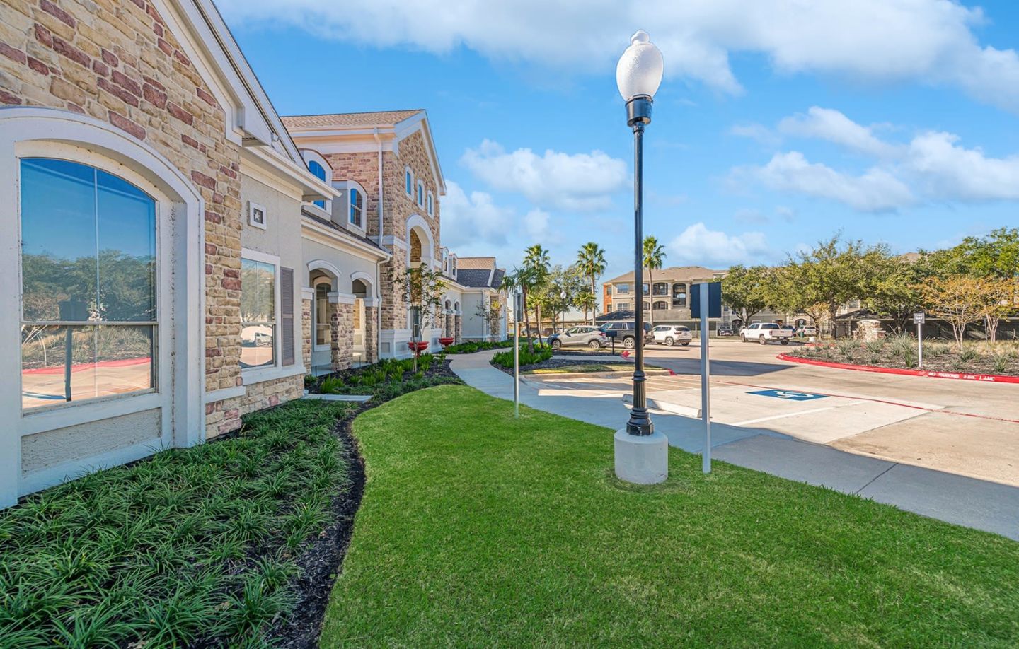 Lakeside Pointe Apartments & Townhomes Image 9