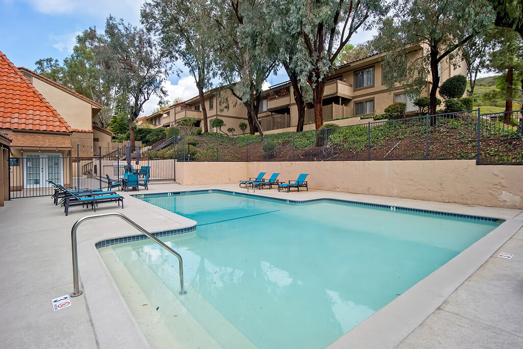 St. Charles Oaks Apartments Image 3