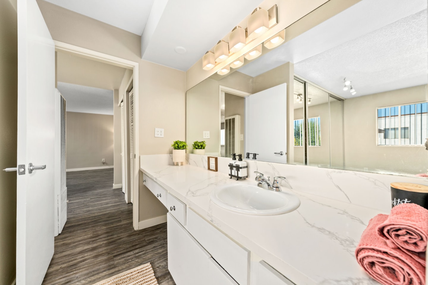 Summerview Beach Resort Luxury Apartments Image 10