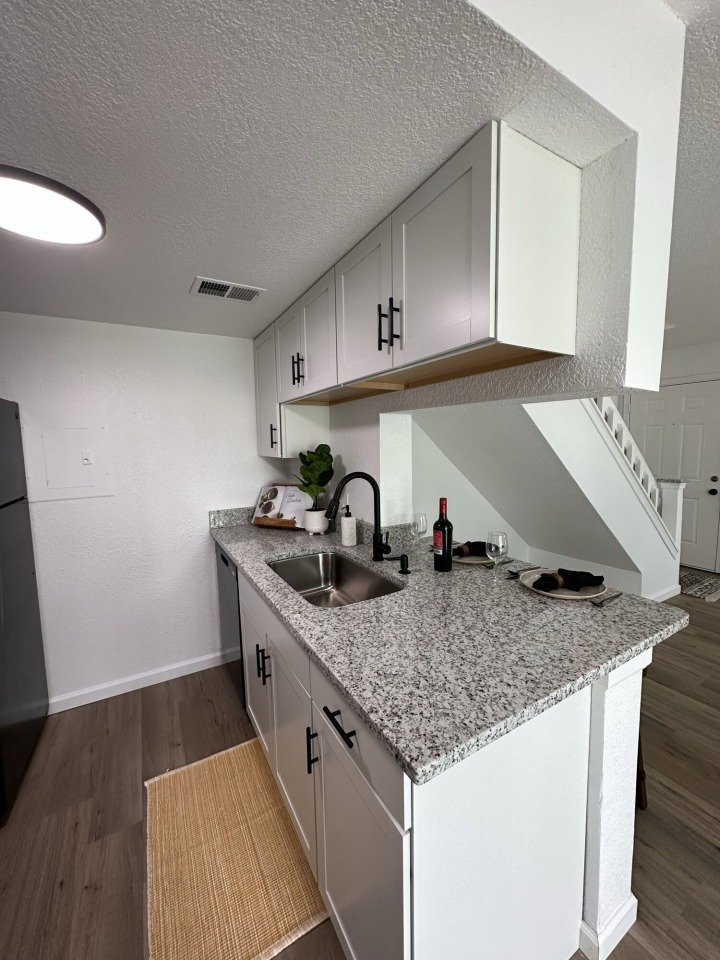 Royal Pointe Apartments Image 9