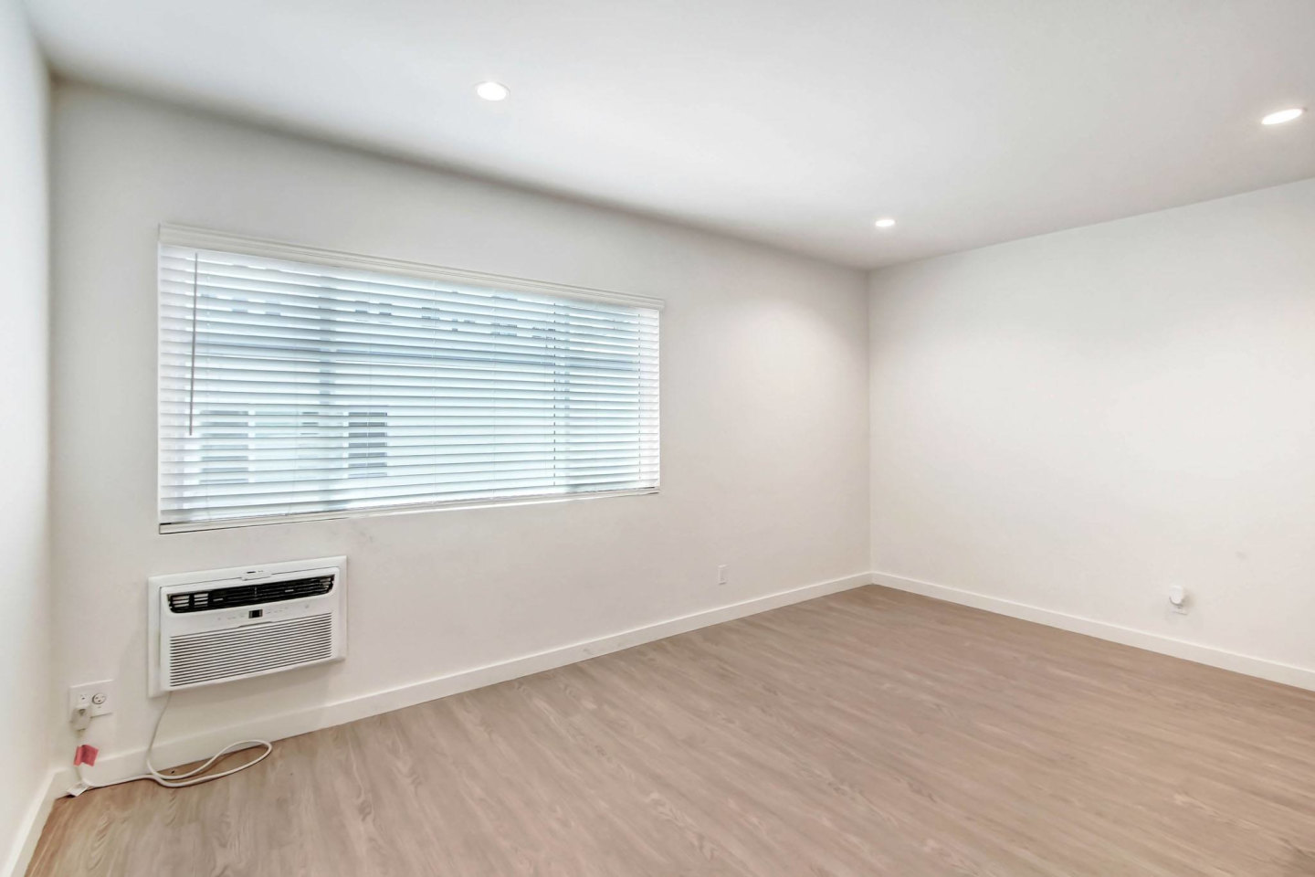 Hollywood Hills Apartments Image 1