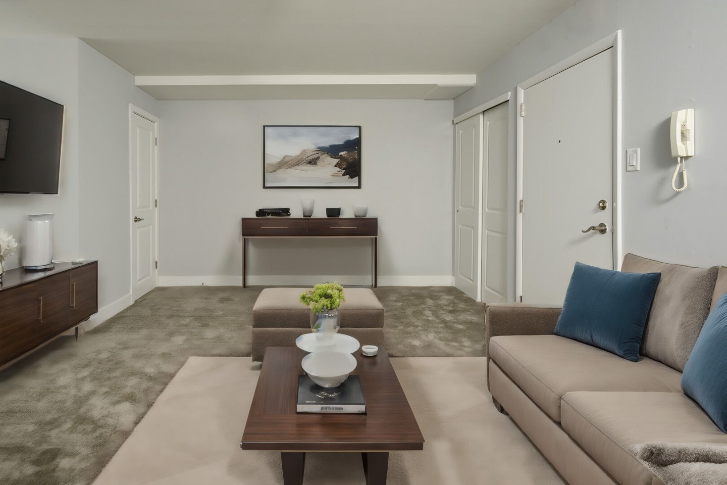 Donna Court Apartments Image 7
