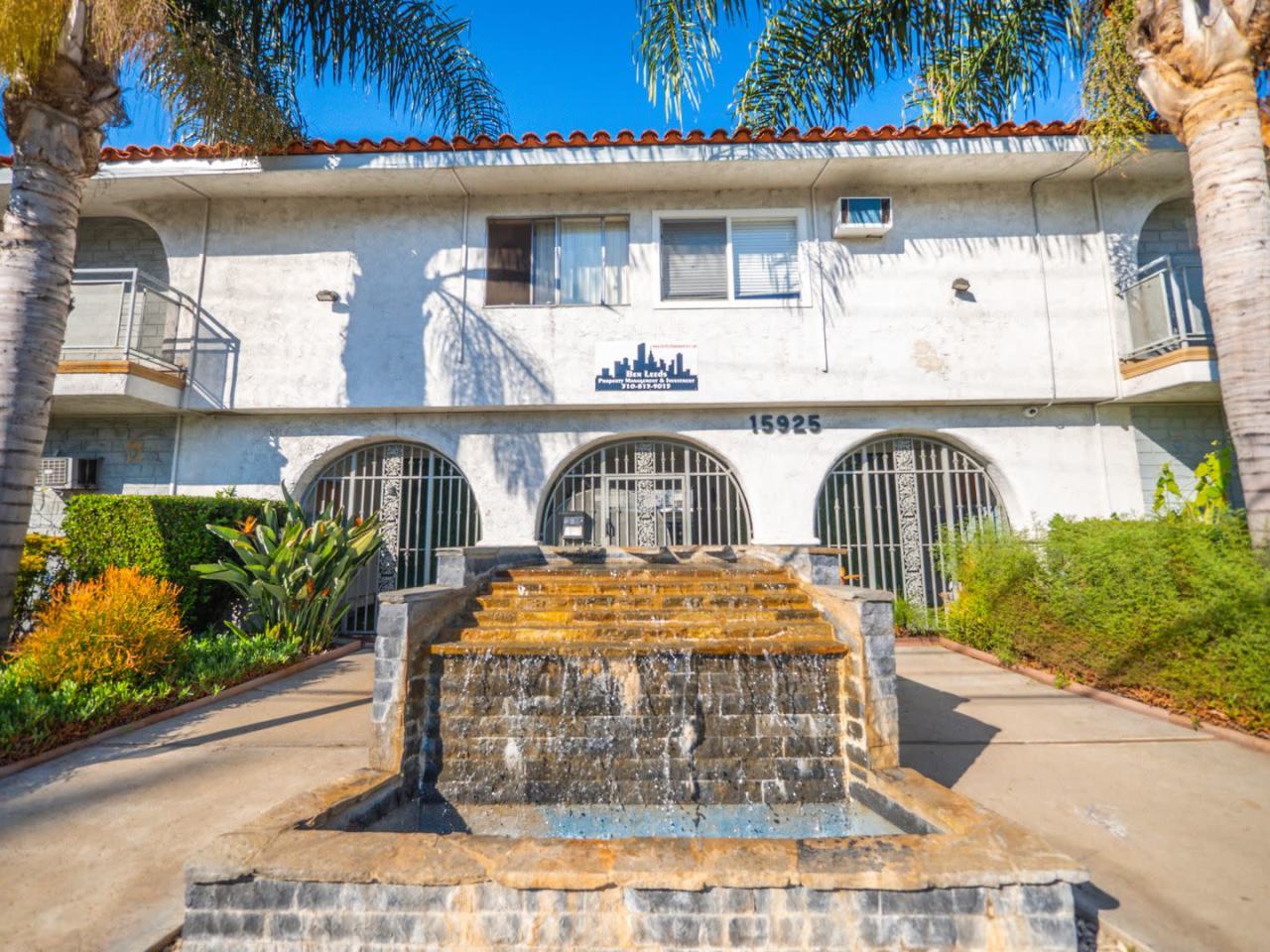 15925 Victory Blvd. Image 1