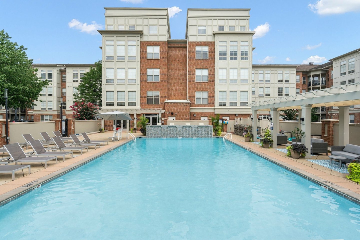 Renaissance Plaza Square Image 38