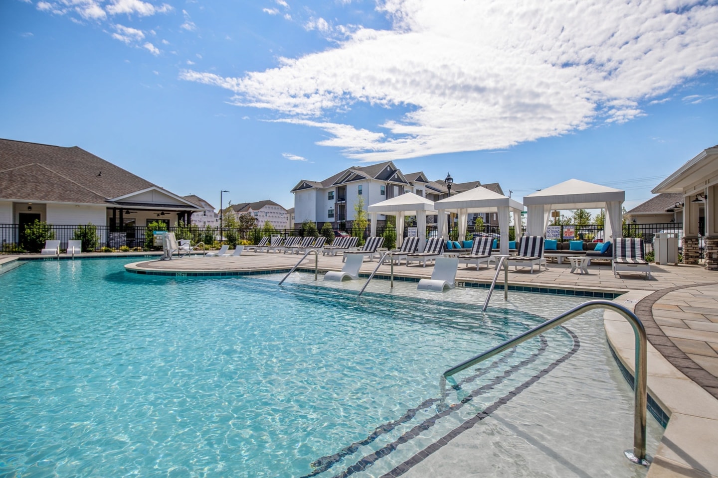 Cyan Mallard Creek Apartments Image 10
