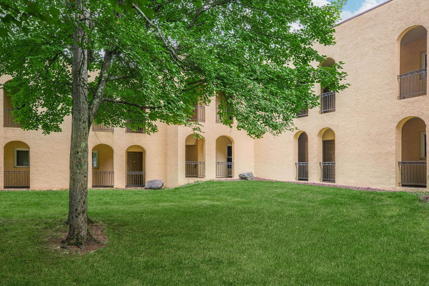Country Club Apartments Image 10