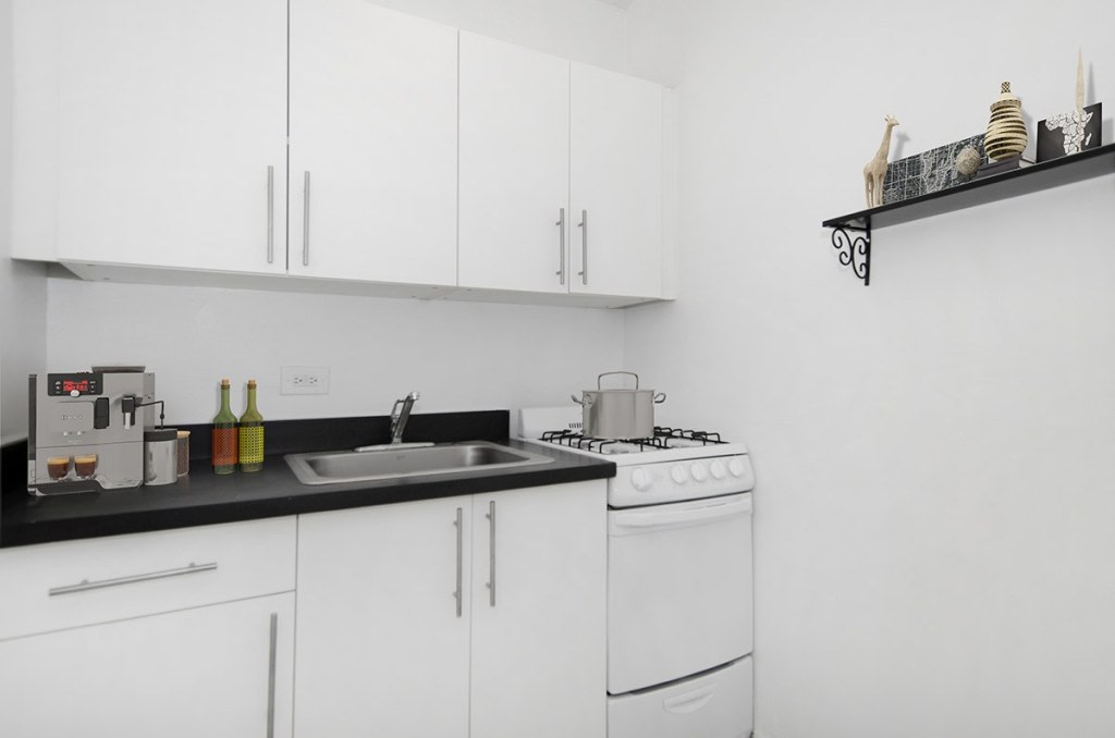 1049 West Oakdale Image 4