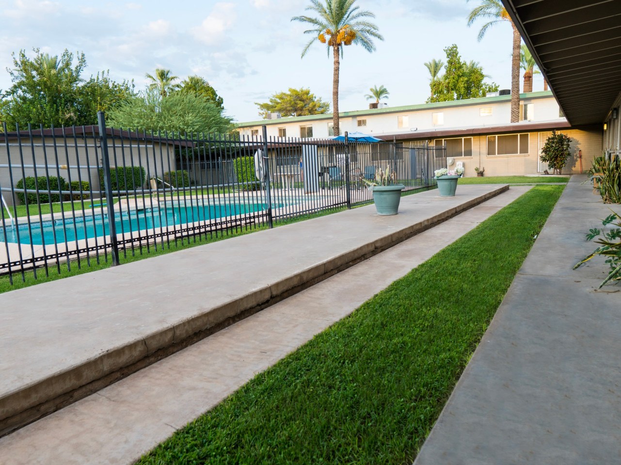 Tropicana Apartments Image 11