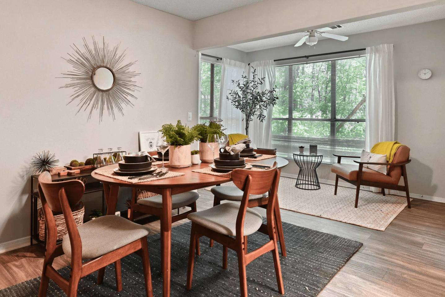 300 Riverside Apartment Homes Image 4