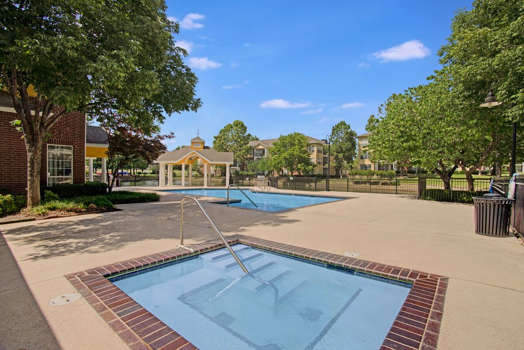 Lincoln Villas on Memorial Image 17